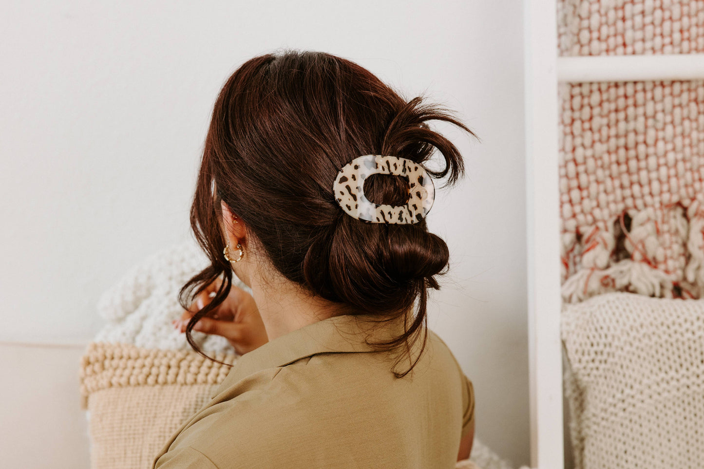 Round Medium Blonde Tortoise Flat Hair Clip