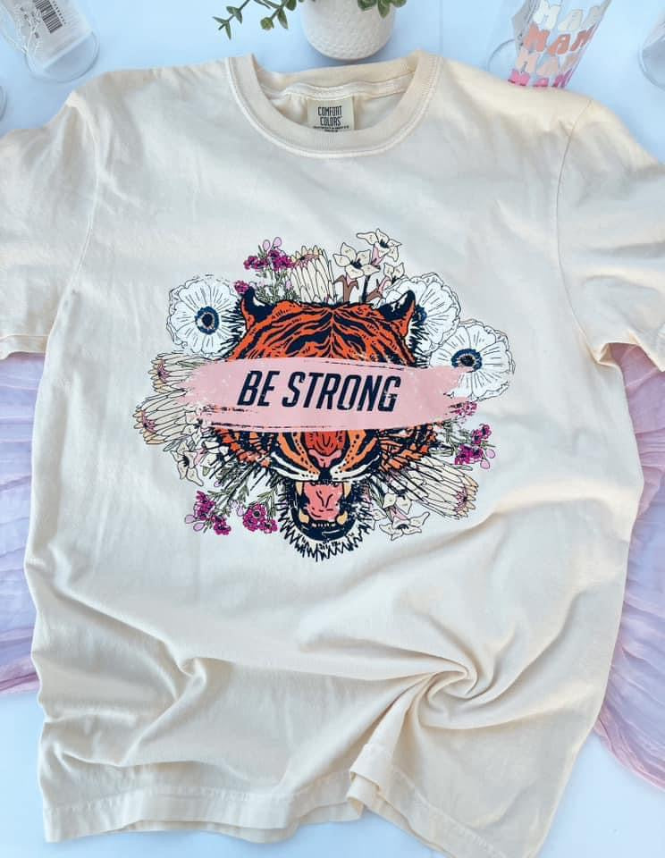 Simply Jess Designs | »Be Strong« Tee